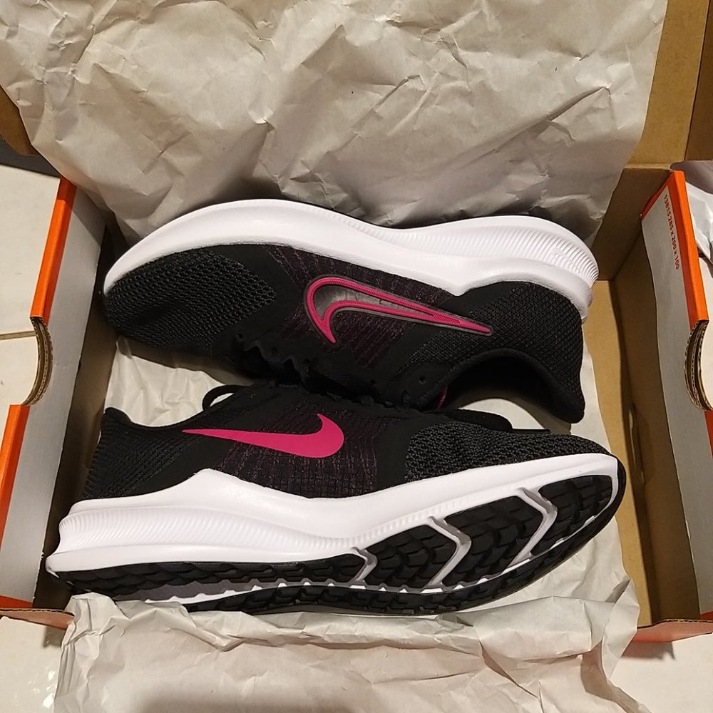 NEW  Nike Women's Downshifter 11 Black/Fireberry   Running Shoes size 6